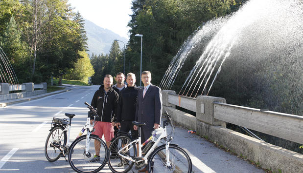 Das Team des Wasserwerks begutachten gemeinsam mit Vorstandsvorsitzenden Mag. Christian Holzknecht die Wasserinstallation an der Walderbrücke in Absam. Das Team des Wasserwerks begutachten gemeinsam mit Vorstandsvorsitzenden Mag. Christian Holzknecht die Wasserinstallation an der Walderbrücke in Absam.