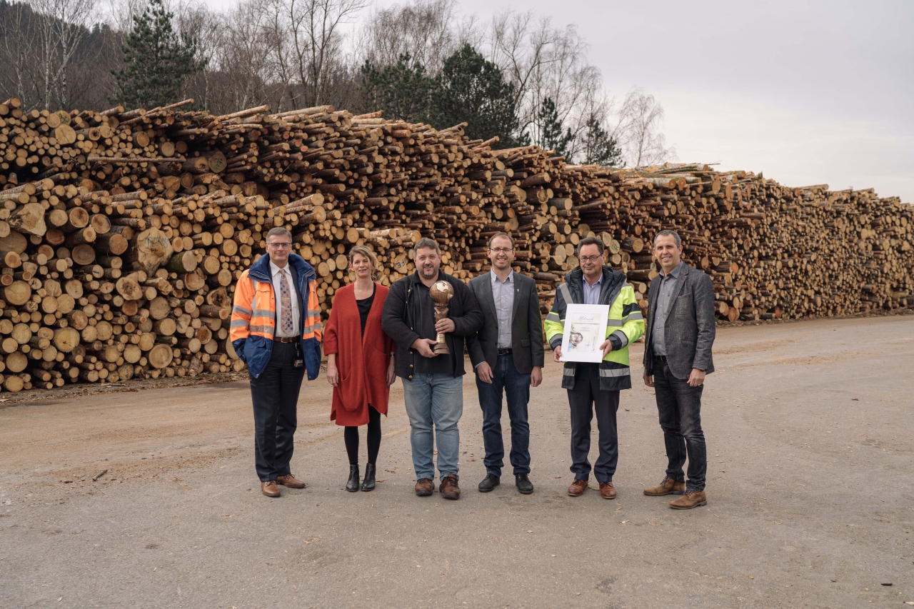 Christian Holzknecht (Vorstandsvorsitzender Hall AG), Dunja & Oskar Haim von Haim Biomassetechnik, Pius Sommeregger (Hall AG), Artur Egger (technischer Vorstand Hall AG), Bruno Oberhuber (Geschäftsführer Energie Tirol) bei der Preisübergabe der Austrian Energy Globe Award im Biomasse-Heizkraftwerk in Hall i. T.
